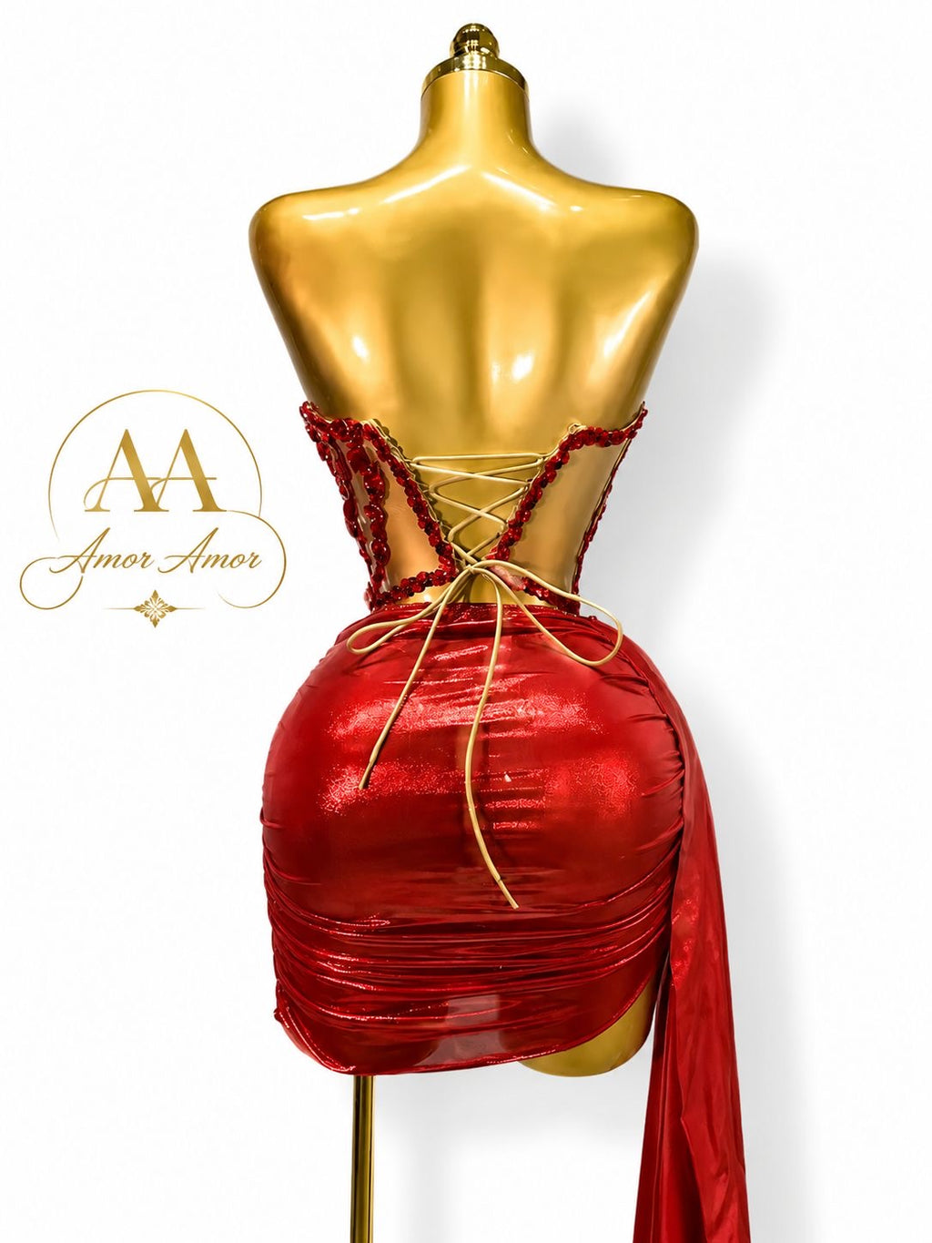 Conjunto de corset y falda en tono rojo intenso con pedrería brillante y transparencias elegantes. Un diseño sofisticado y glamuroso que realza la silueta, perfecto para eventos, fiestas y ocasiones especiales. ❤️✨💎