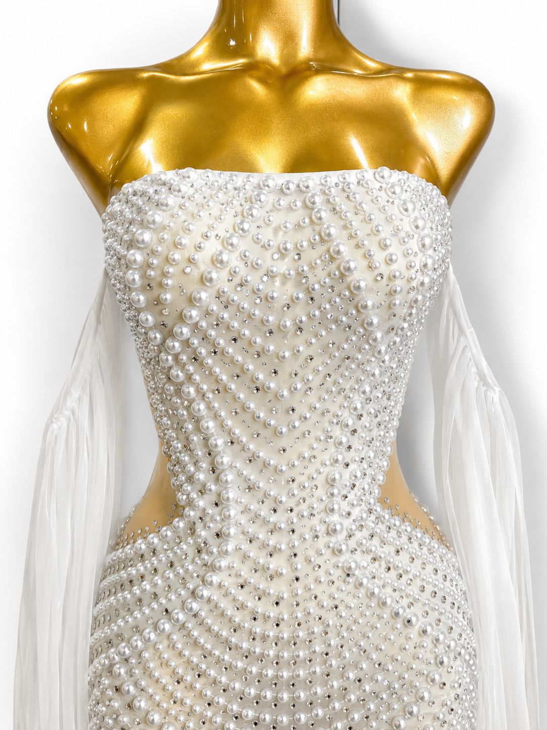 VESTIDO DE GALA  CON DISEÑO DE PERLAS /CRISTALES. LUSE  ÚNICA
