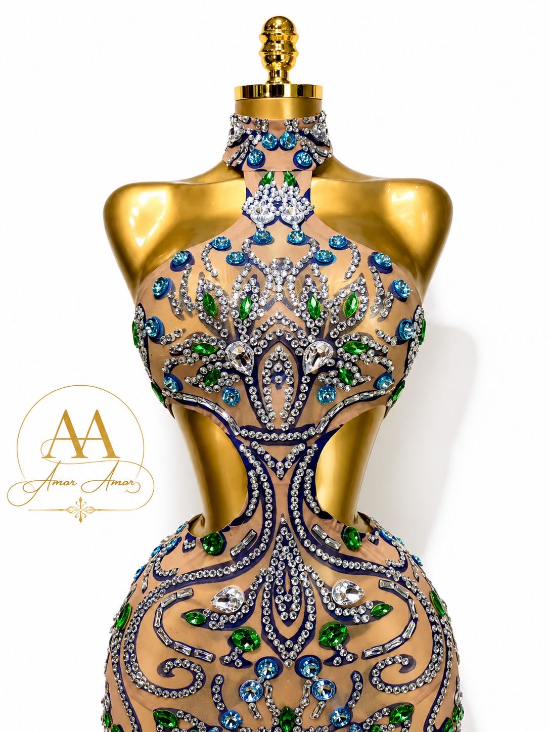 Vestido corto de lujo con pedrería multicolor, escote halter y diseño ajustado que realza la silueta. Sus detalles brillantes, lo convierten en la opción perfecta para fiestas, eventos especiales y ocasiones donde quieras destacar
