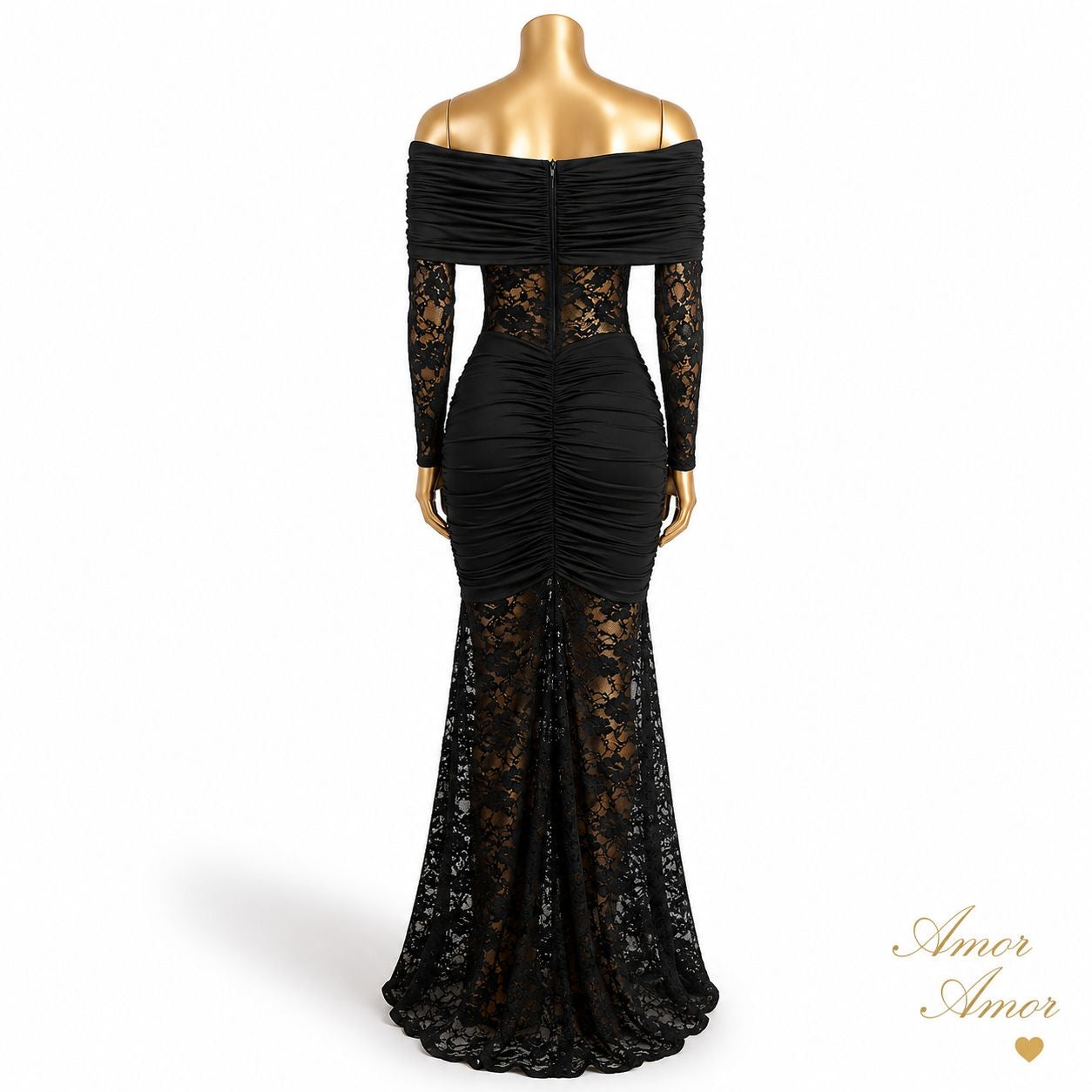 Vestido largo de encaje floral con hombros descubiertos y detalle fruncido. Un diseño elegante y sofisticado que estiliza la silueta, ideal para eventos, graduaciones y ocasiones especiales. ✨🖤