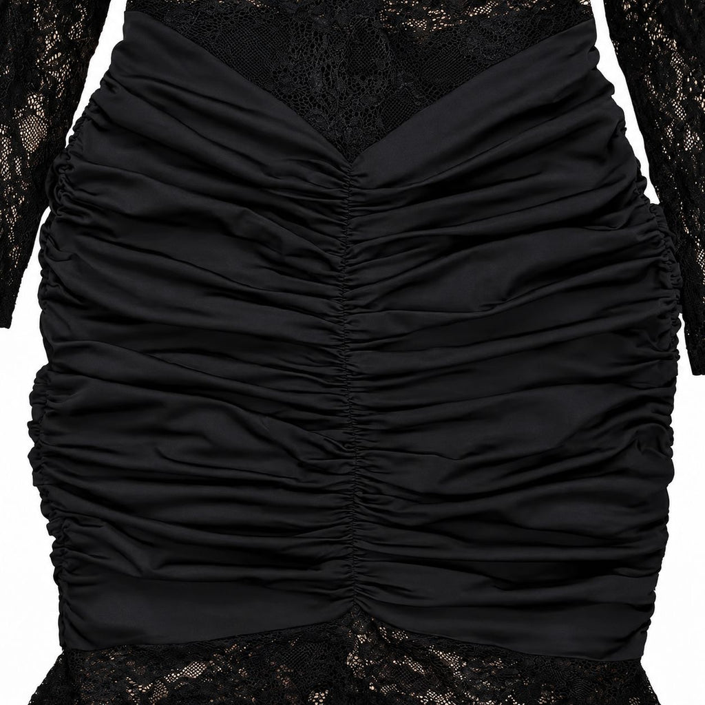 Vestido largo de encaje floral con hombros descubiertos y detalle fruncido. Un diseño elegante y sofisticado que estiliza la silueta, ideal para eventos, graduaciones y ocasiones especiales. ✨🖤