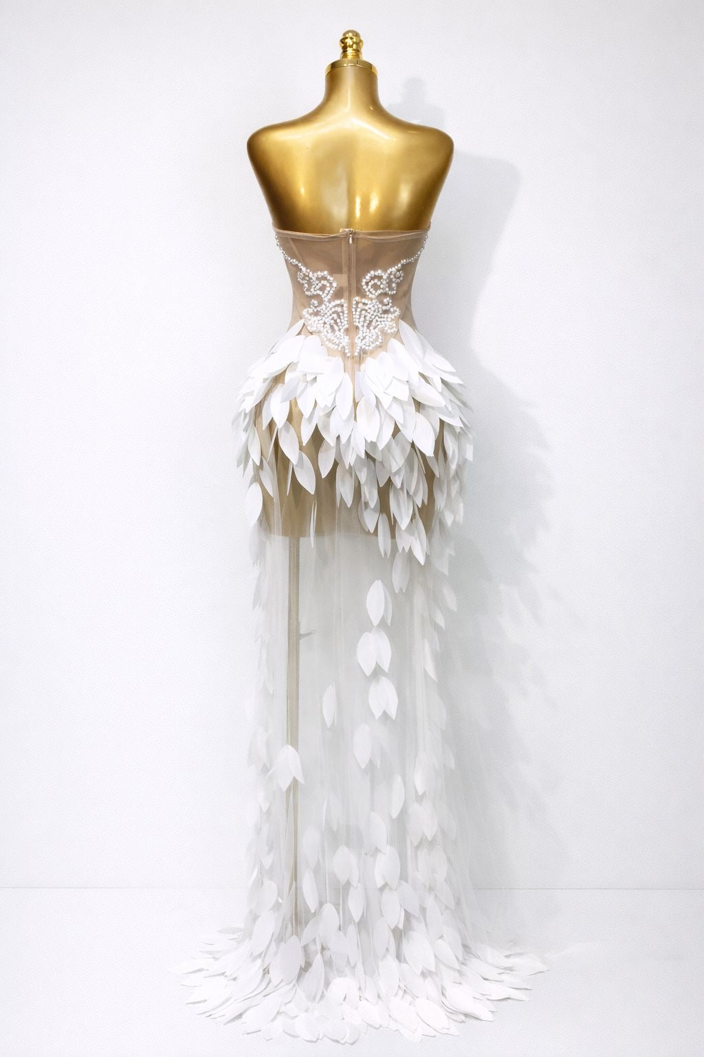 vestido elegante de perlas