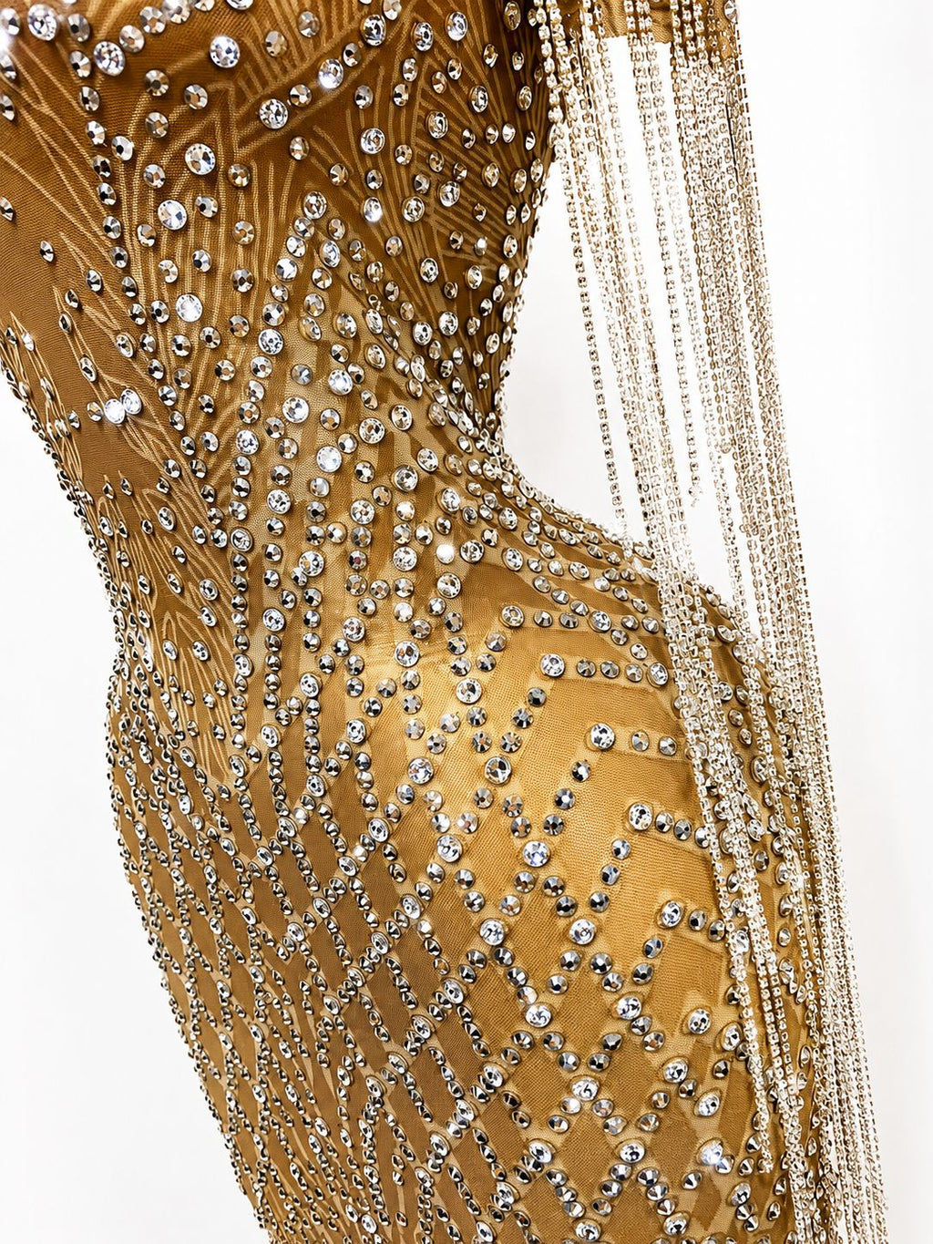 Vestido de pedrería premium con flecos de cristal. Elegancia, brillo y sofisticación para tus eventos más especiales. ✨💎