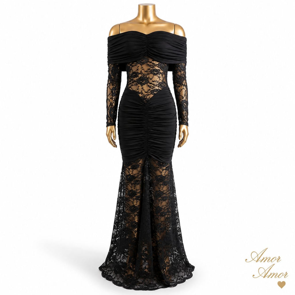 Vestido largo de encaje floral con hombros descubiertos y detalle fruncido. Un diseño elegante y sofisticado que estiliza la silueta, ideal para eventos, graduaciones y ocasiones especiales. ✨🖤