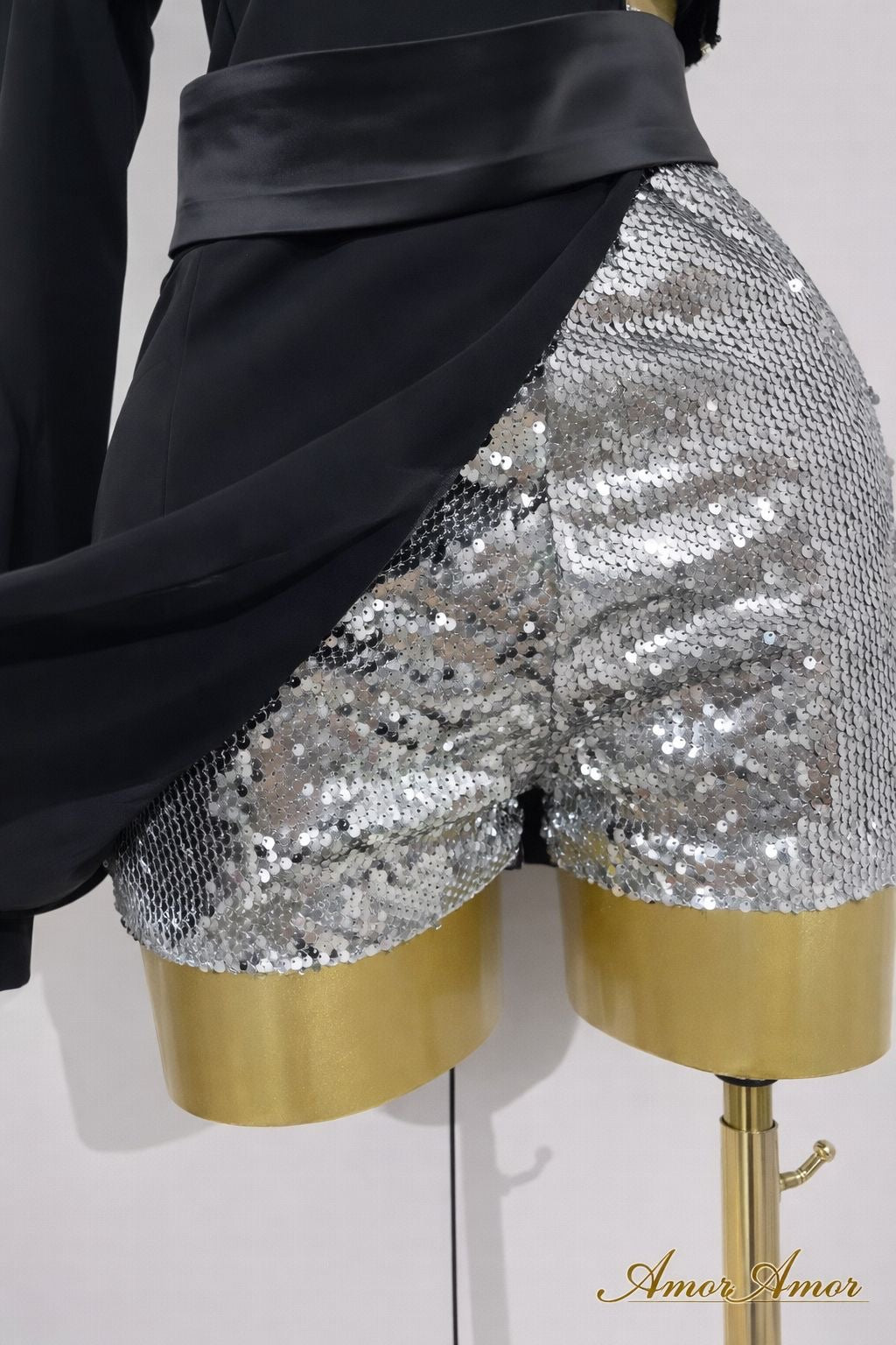 Enterizo  lentejuelas plata y  negro empalme pantalones cortos de manga larga ,  adecuado para  fiesta de cumpleaños, XV años,sesión fotográfica.