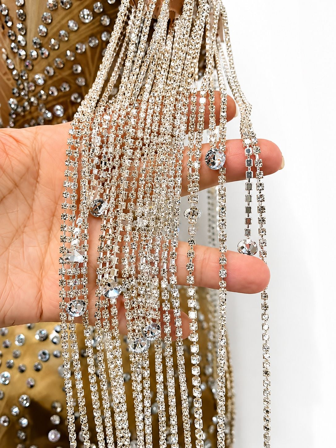 Vestido de pedrería premium con flecos de cristal. Elegancia, brillo y sofisticación para tus eventos más especiales. ✨💎