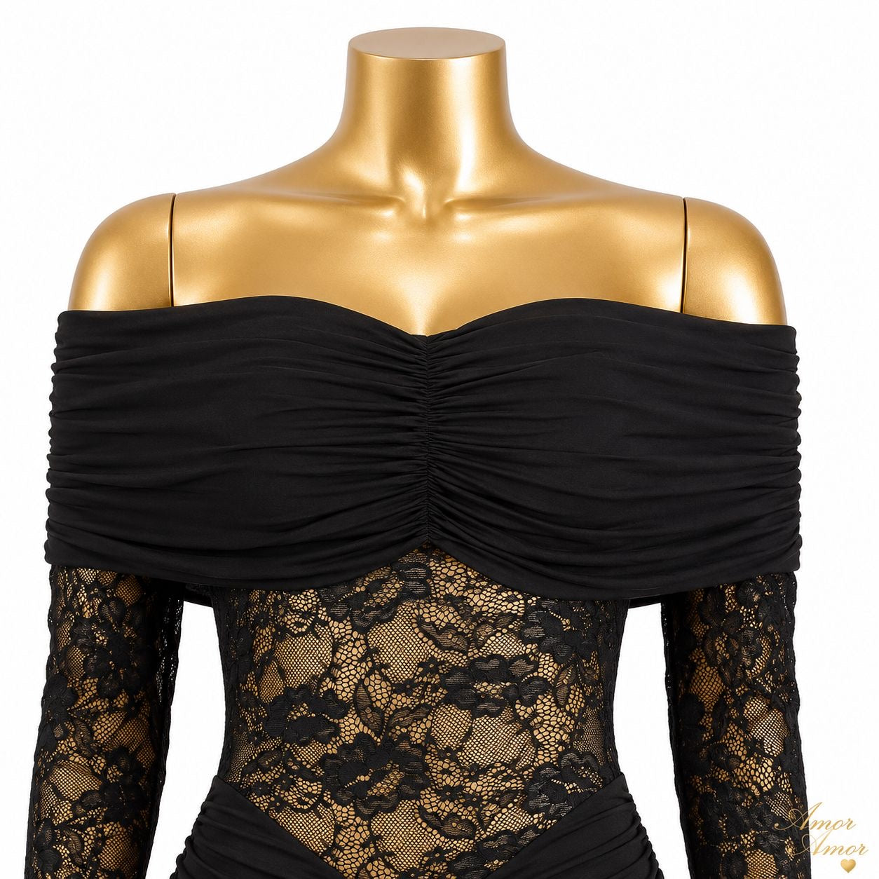 Vestido largo de encaje floral con hombros descubiertos y detalle fruncido. Un diseño elegante y sofisticado que estiliza la silueta, ideal para eventos, graduaciones y ocasiones especiales. ✨🖤