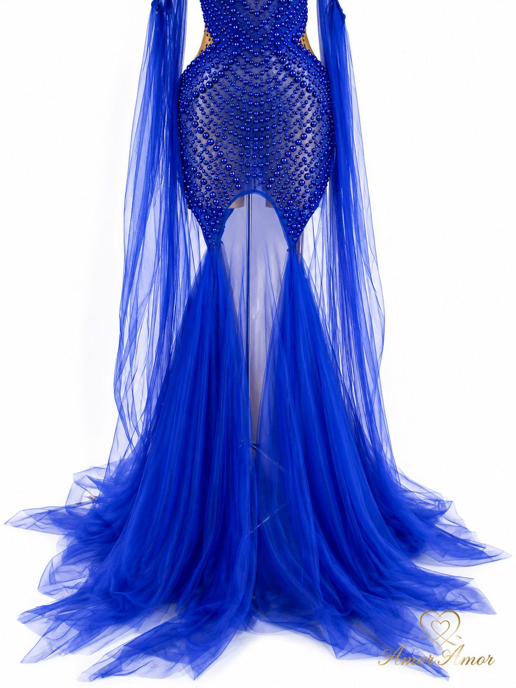 ✨ Impactante vestido azul royal con aplicaciones de pedrería y delicado tul fluido. Diseñado para destacar en cada ocasión. 💎💙