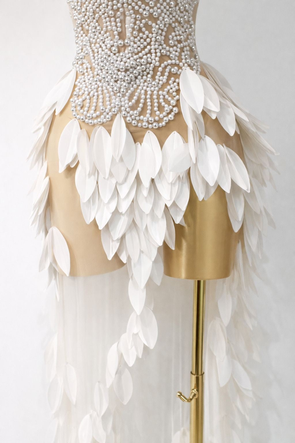 vestido elegante de perlas