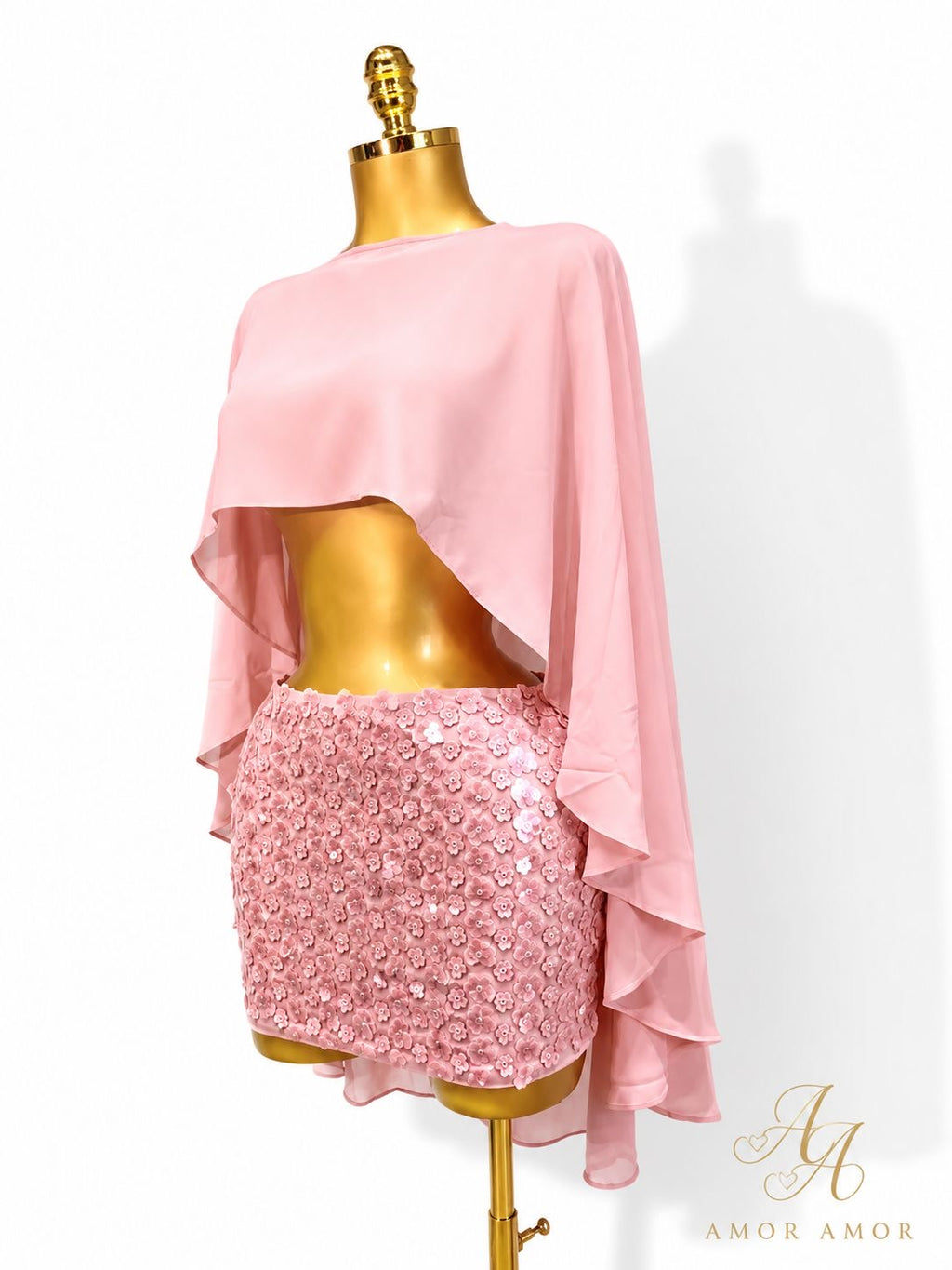 CONJUNTO, BLUSA TIPO CAPA CON UNA GRAN ESECIA DE SEXY Y ELEGANTE. FALDA XTRECH LENTEJUELAS