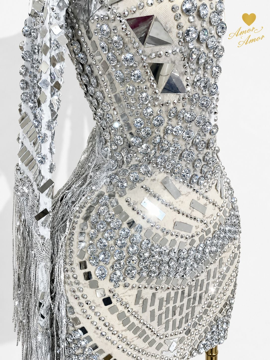 Vestido con cristales y espejos 
Flecos en mangas