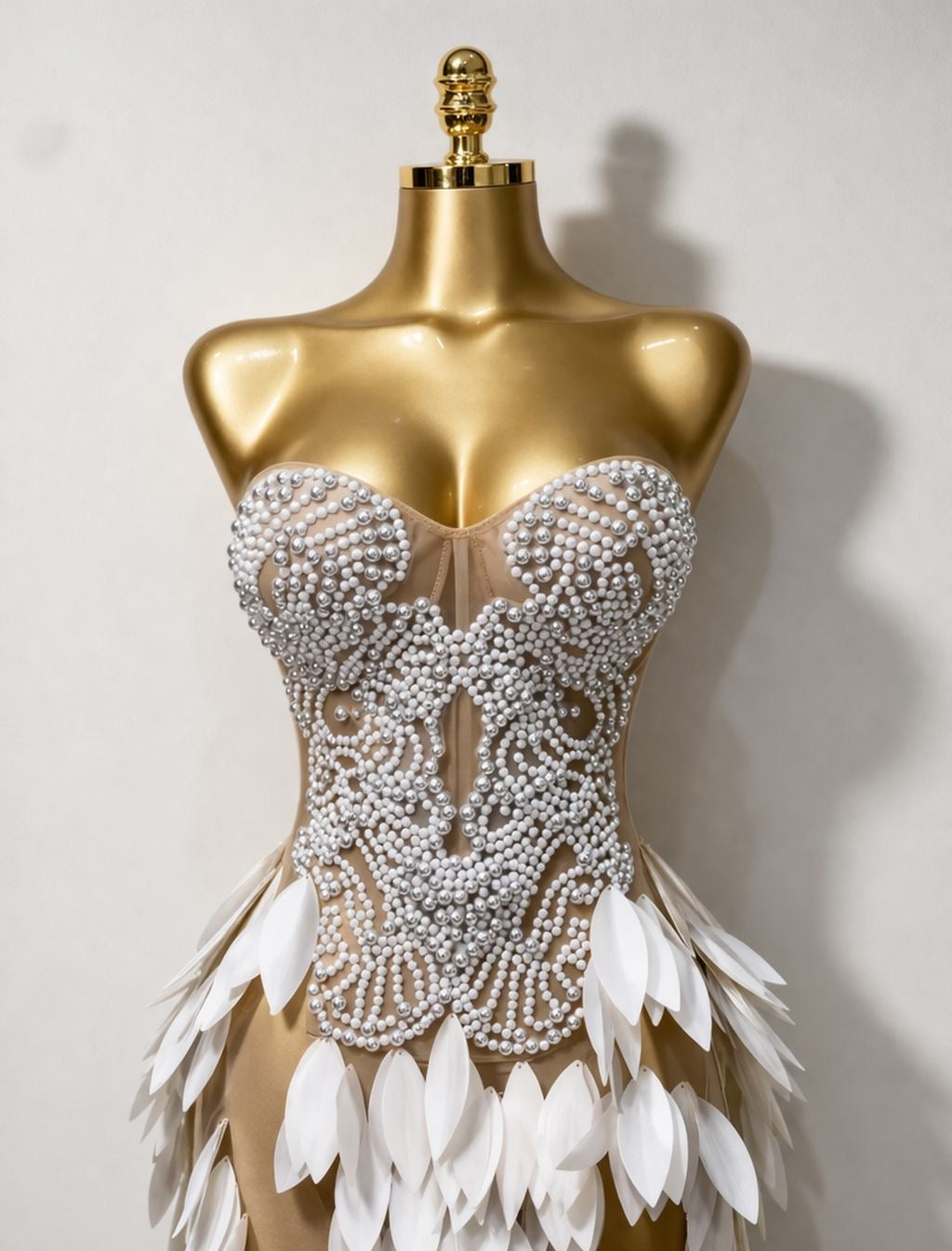 vestido elegante de perlas