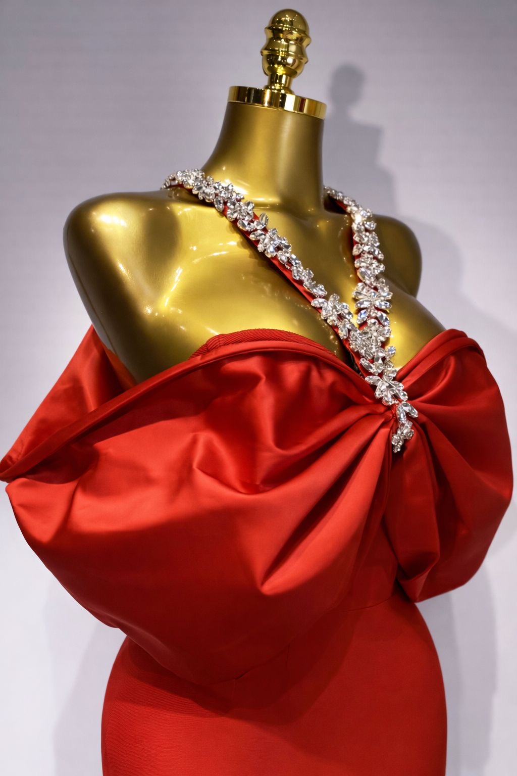 Bandaje rojo cristales en cuello