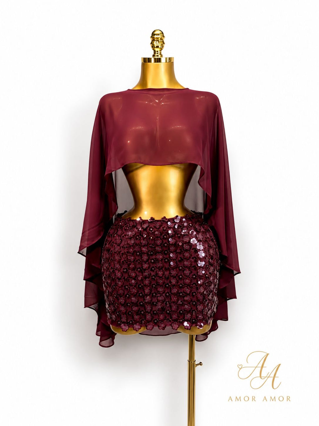 CONJUNTO , BLUSA TIPO CAPA CON UNA GRAN ESECIA DE SEXY Y ELEGANTE . FALDA XTRECH LENTEJUELAS .