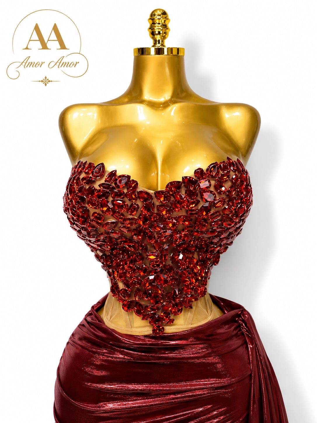 Conjunto de corset y falda en tono rojo rubí con pedrería brillante y acabado satinado. Un diseño glamuroso y sofisticado que realza la figura, ideal para fiestas, eventos especiales y noches inolvidables. ❤️✨💎