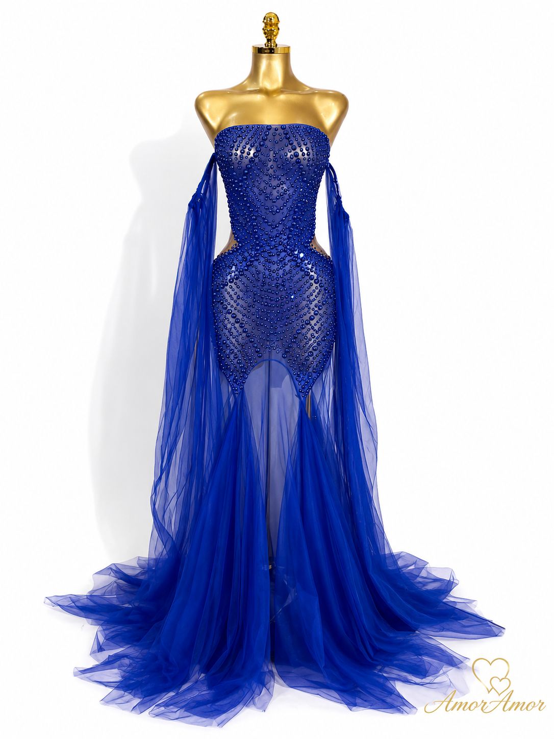 ✨ Impactante vestido azul royal con aplicaciones de pedrería y delicado tul fluido. Diseñado para destacar en cada ocasión. 💎💙