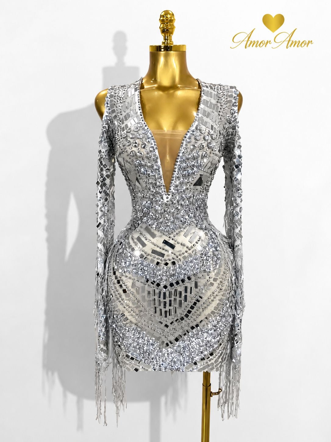 Vestido con cristales y espejos 
Flecos en mangas