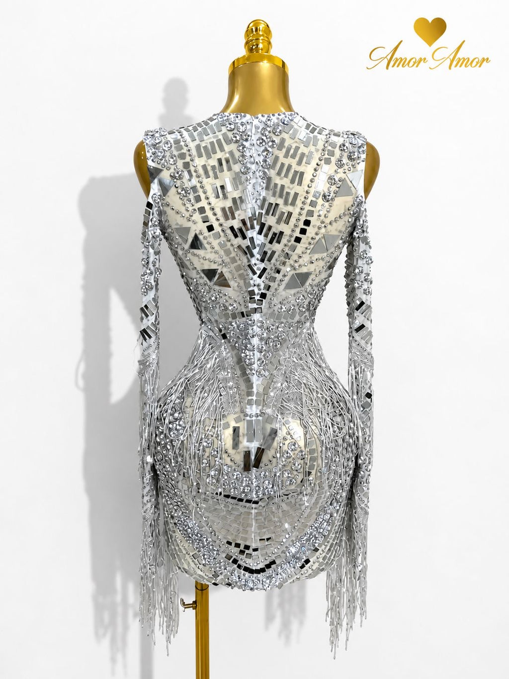 Vestido con cristales y espejos 
Flecos en mangas