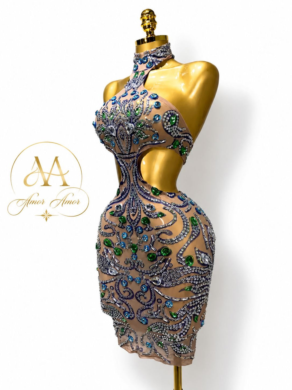 Vestido corto de lujo con pedrería multicolor, escote halter y diseño ajustado que realza la silueta. Sus detalles brillantes, lo convierten en la opción perfecta para fiestas, eventos especiales y ocasiones donde quieras destacar