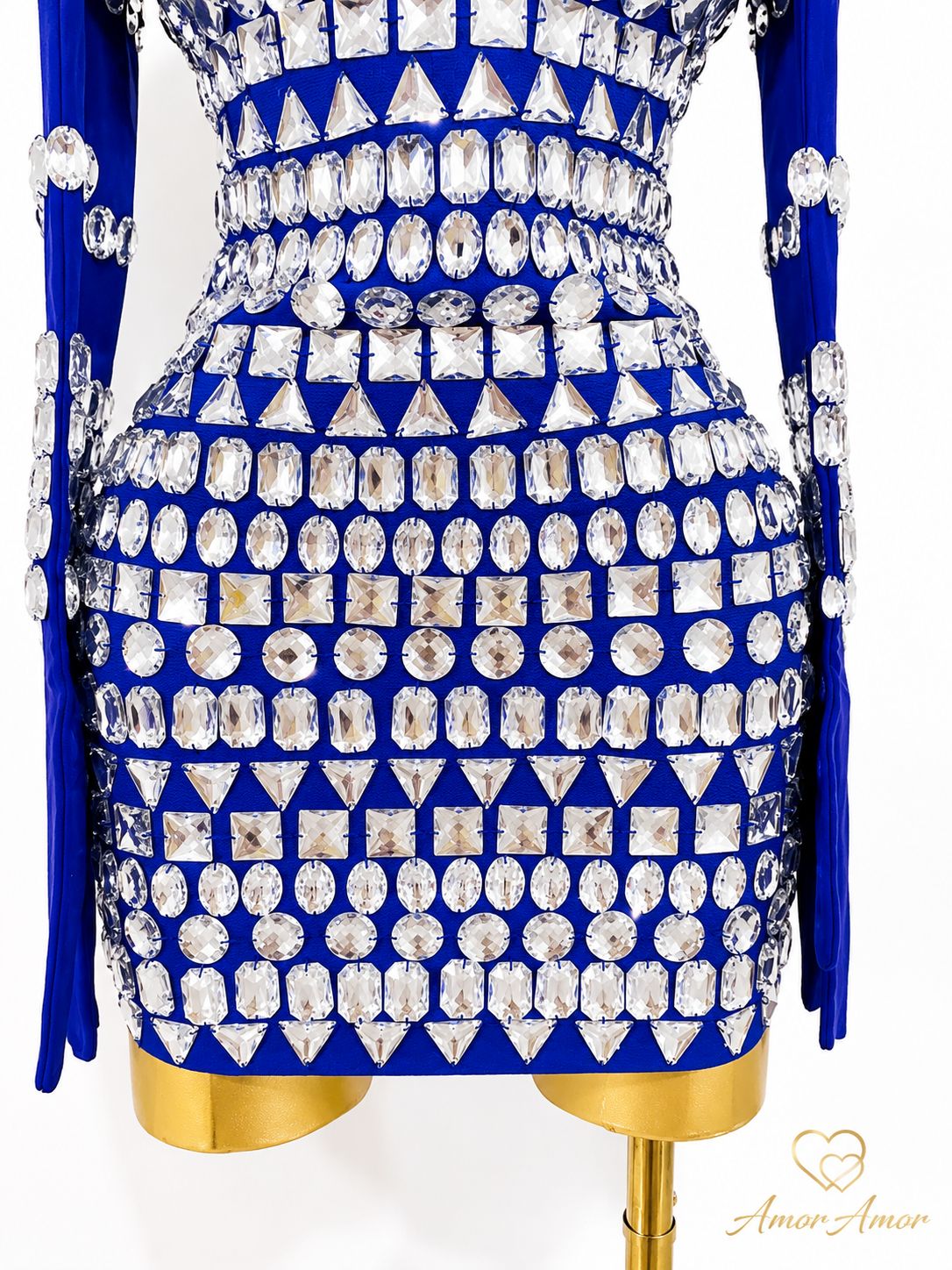 ✨ Impactante vestido azul royal con pedrería de lujo y guantes coordinados. Diseñado para destacar. 💎💙