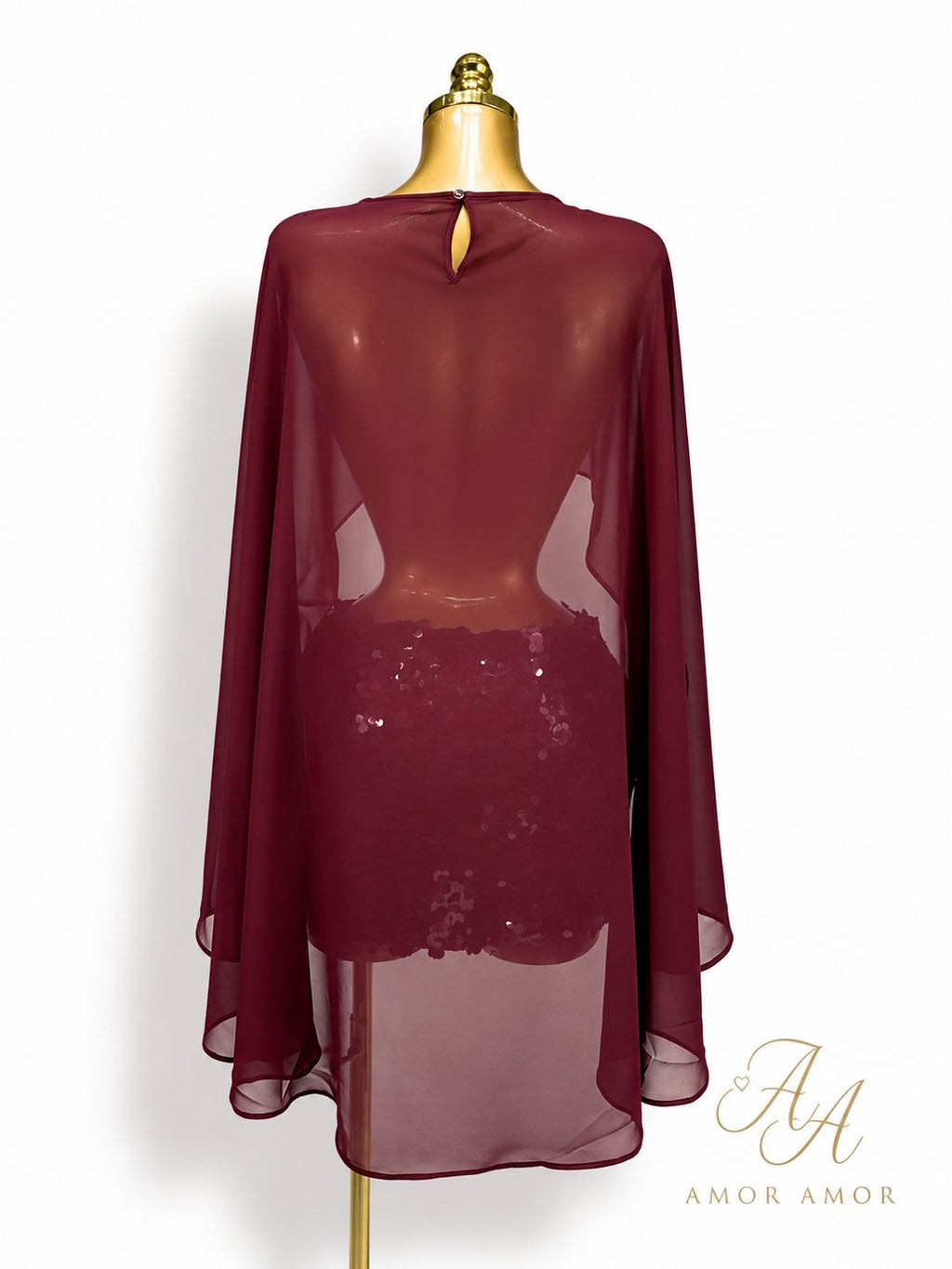 CONJUNTO , BLUSA TIPO CAPA CON UNA GRAN ESECIA DE SEXY Y ELEGANTE . FALDA XTRECH LENTEJUELAS .