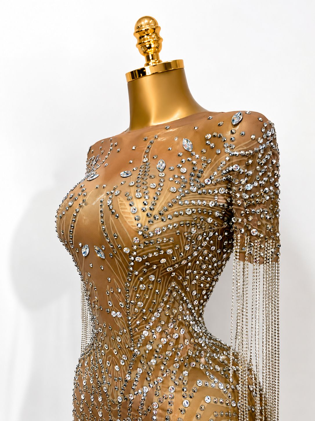 Vestido de pedrería premium con flecos de cristal. Elegancia, brillo y sofisticación para tus eventos más especiales. ✨💎