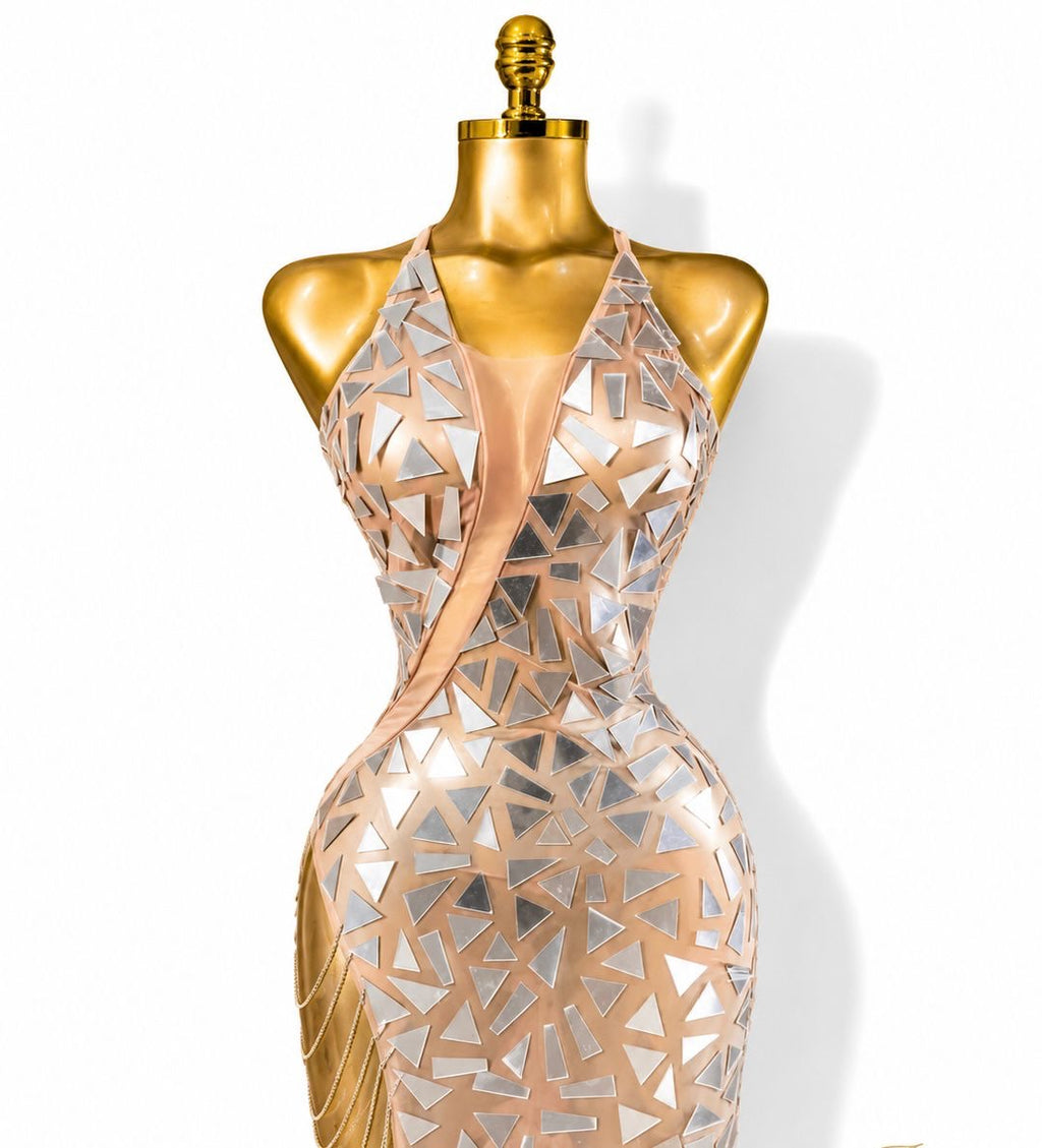 Vestido largo de espejos, con abertura alta