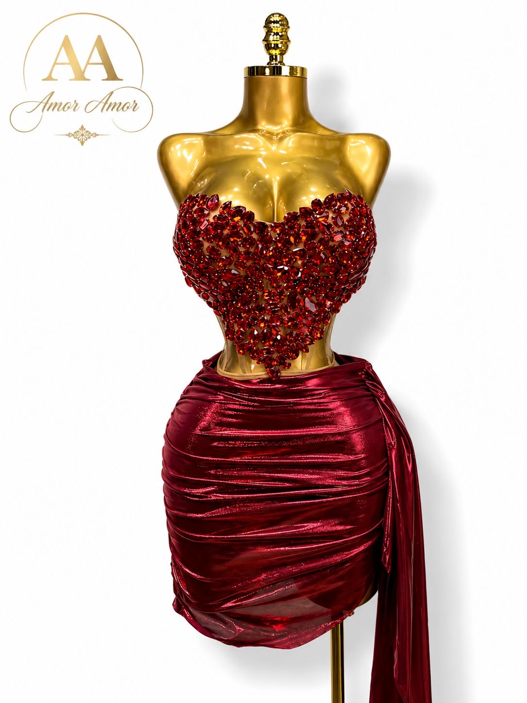 Conjunto de corset y falda en tono rojo rubí con pedrería brillante y acabado satinado. Un diseño glamuroso y sofisticado que realza la figura, ideal para fiestas, eventos especiales y noches inolvidables. ❤️✨💎