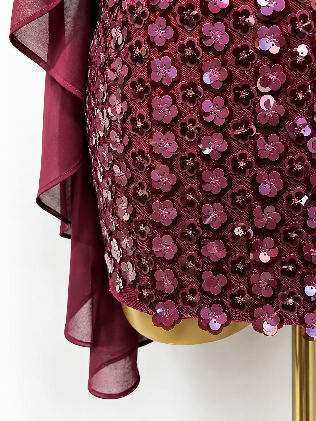 CONJUNTO , BLUSA TIPO CAPA CON UNA GRAN ESECIA DE SEXY Y ELEGANTE . FALDA XTRECH LENTEJUELAS .