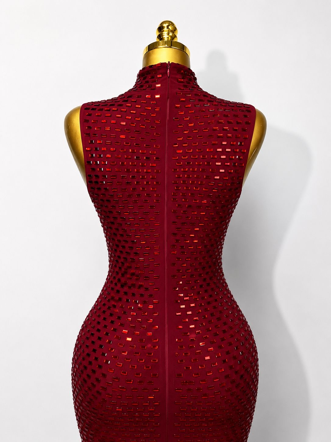 VESTIDO ROJO APLICACIÓN CRISTALES  S/M , LUCE ÚNICA .