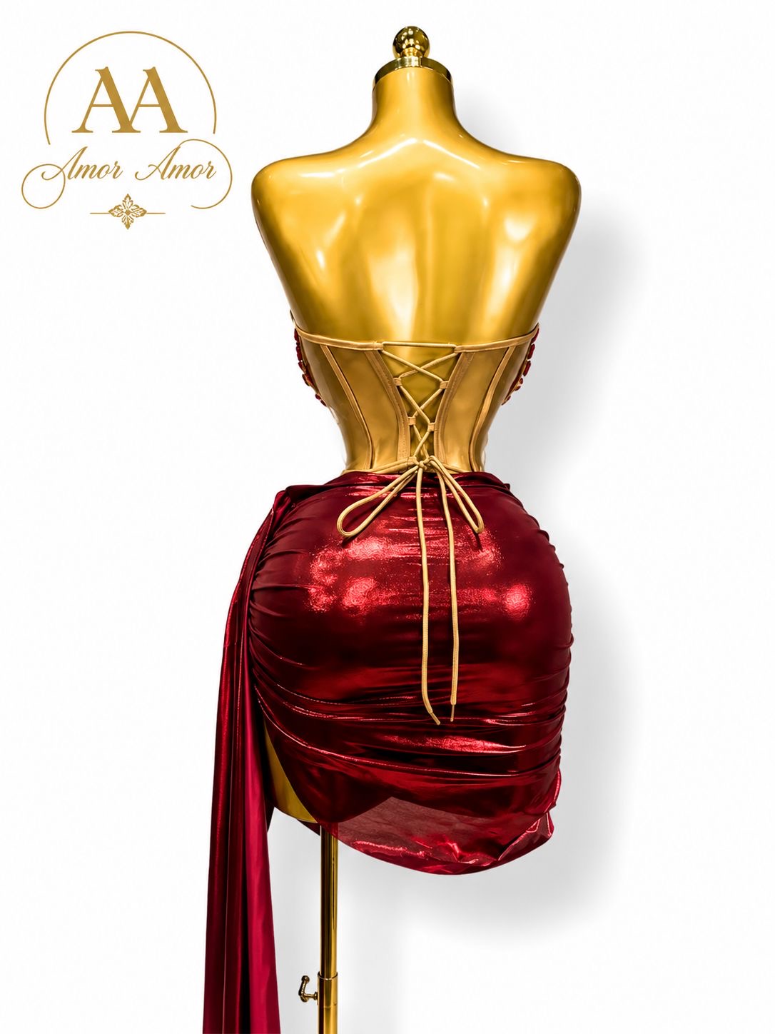 Conjunto de corset y falda en tono rojo rubí con pedrería brillante y acabado satinado. Un diseño glamuroso y sofisticado que realza la figura, ideal para fiestas, eventos especiales y noches inolvidables. ❤️✨💎