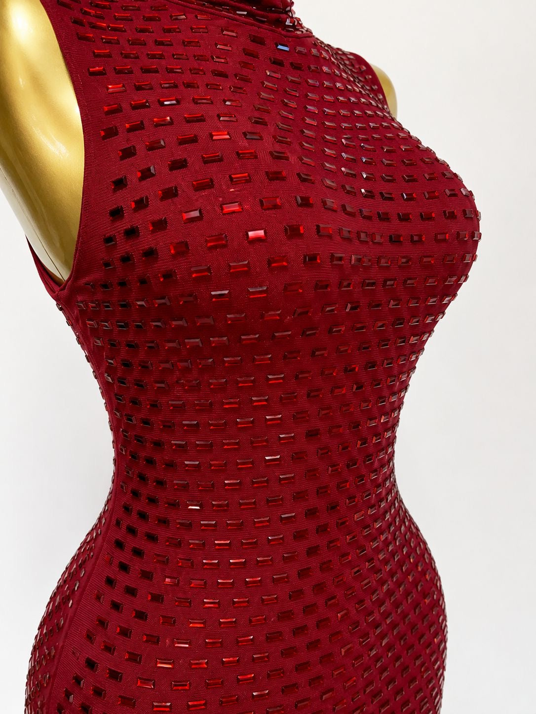 VESTIDO ROJO APLICACIÓN CRISTALES  S/M , LUCE ÚNICA .