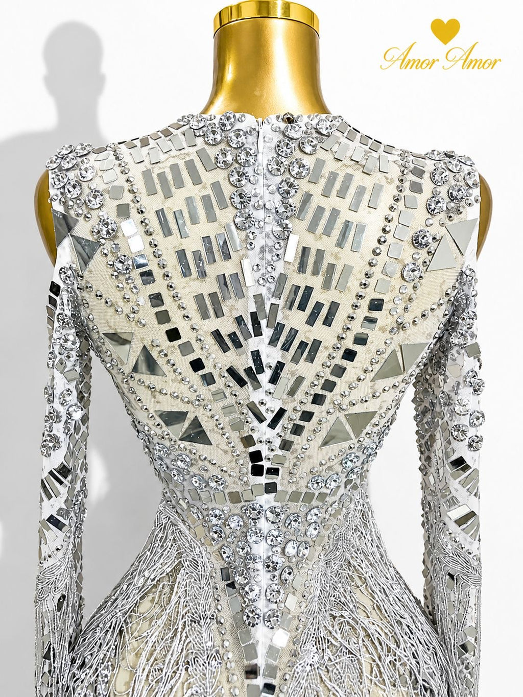 Vestido con cristales y espejos 
Flecos en mangas