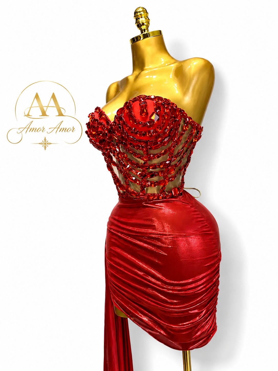 Conjunto de corset y falda en tono rojo intenso con pedrería brillante y transparencias elegantes. Un diseño sofisticado y glamuroso que realza la silueta, perfecto para eventos, fiestas y ocasiones especiales. ❤️✨💎