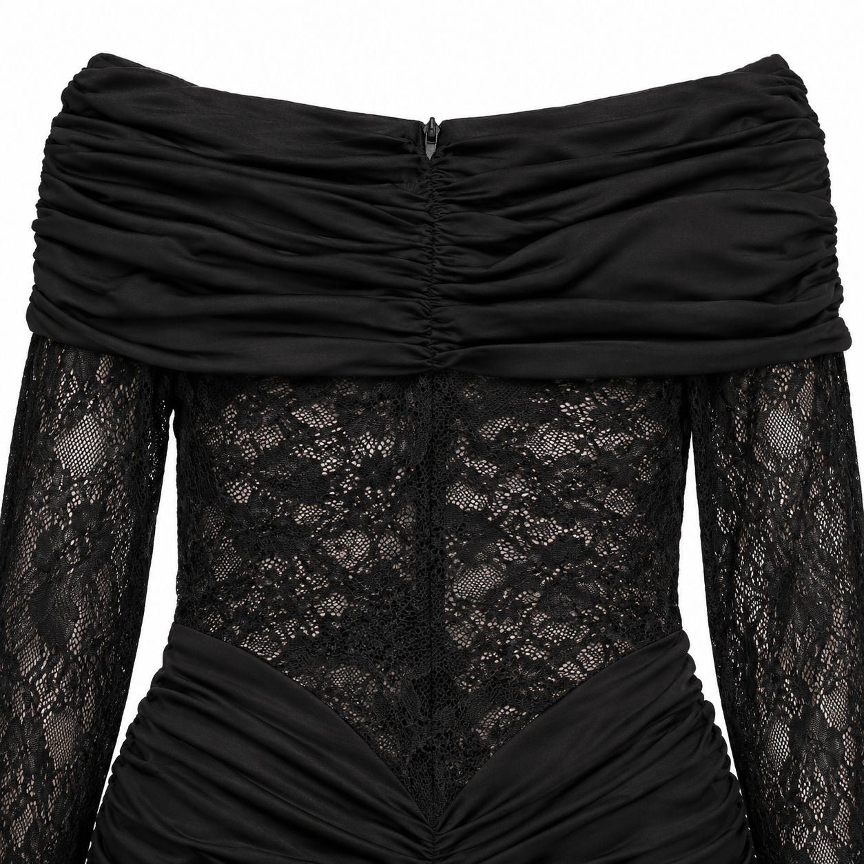 Vestido largo de encaje floral con hombros descubiertos y detalle fruncido. Un diseño elegante y sofisticado que estiliza la silueta, ideal para eventos, graduaciones y ocasiones especiales. ✨🖤