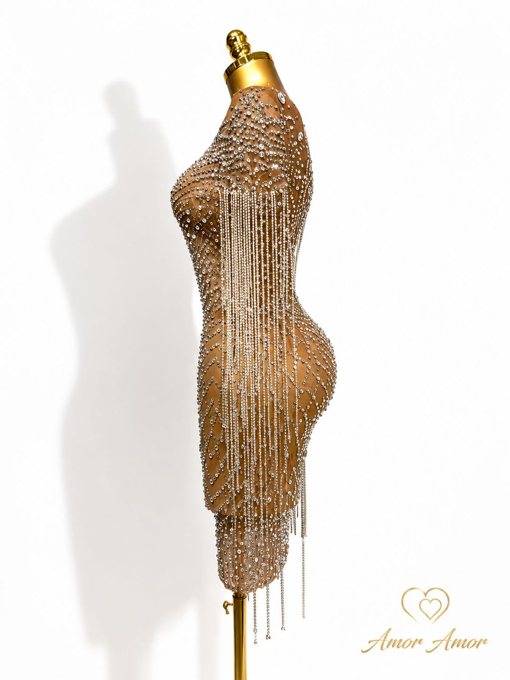 Vestido de pedrería premium con flecos de cristal. Elegancia, brillo y sofisticación para tus eventos más especiales. ✨💎