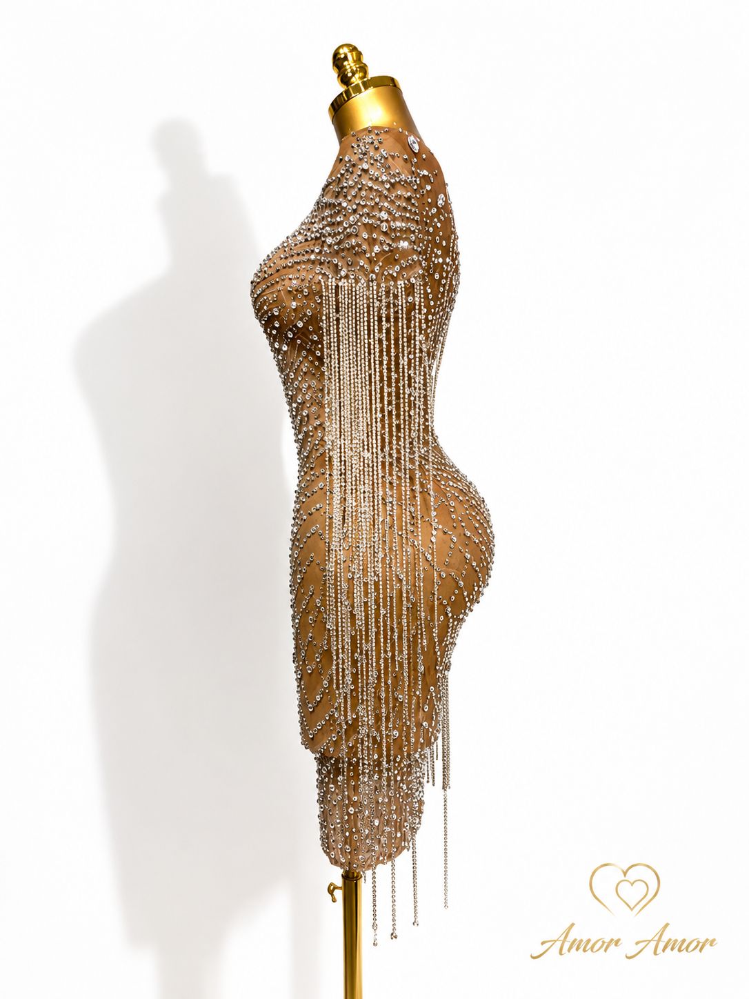 Vestido de pedrería premium con flecos de cristal. Elegancia, brillo y sofisticación para tus eventos más especiales. ✨💎