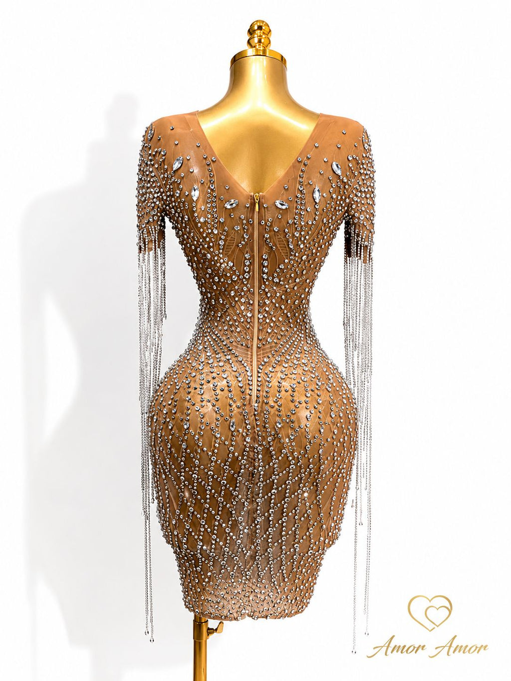 Vestido de pedrería premium con flecos de cristal. Elegancia, brillo y sofisticación para tus eventos más especiales. ✨💎