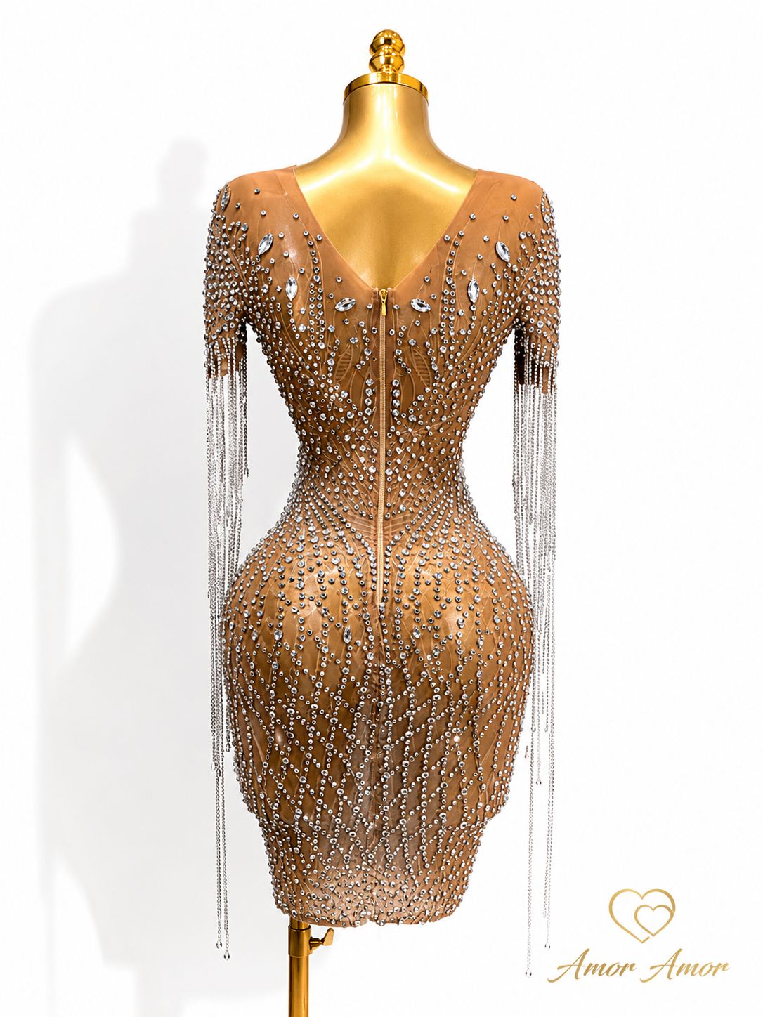 Vestido de pedrería premium con flecos de cristal. Elegancia, brillo y sofisticación para tus eventos más especiales. ✨💎