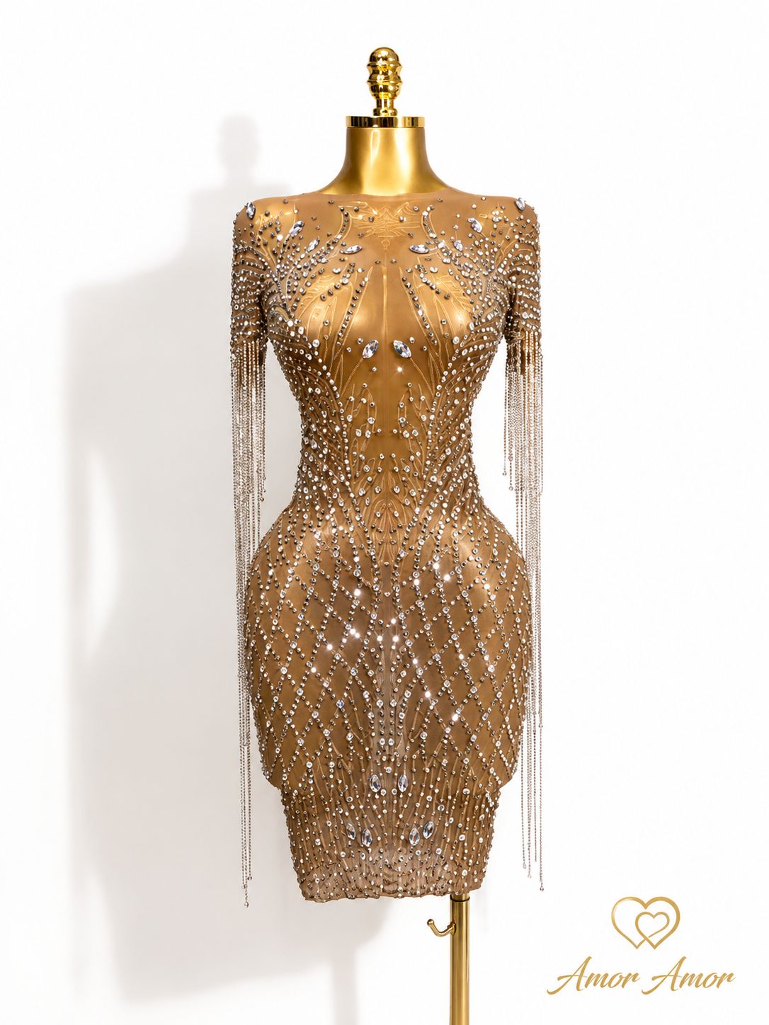 Vestido de pedrería premium con flecos de cristal. Elegancia, brillo y sofisticación para tus eventos más especiales. ✨💎