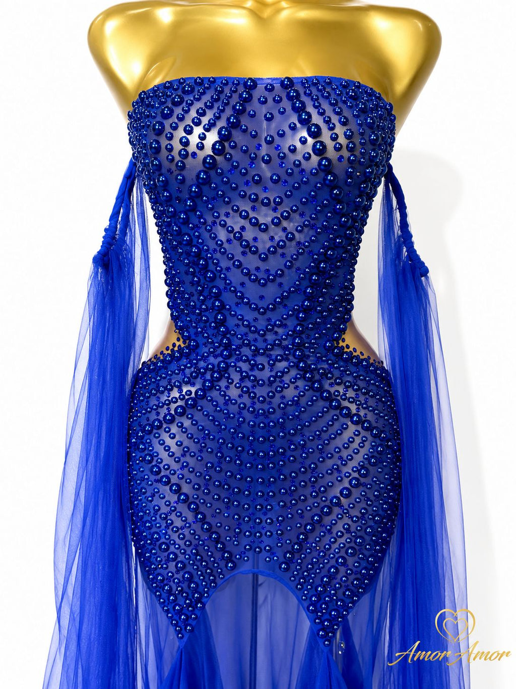 ✨ Impactante vestido azul royal con aplicaciones de pedrería y delicado tul fluido. Diseñado para destacar en cada ocasión. 💎💙