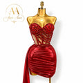 Conjunto de corset y falda en tono rojo intenso con pedrería brillante y transparencias elegantes. Un diseño sofisticado y glamuroso que realza la silueta, perfecto para eventos, fiestas y ocasiones especiales. ❤️✨💎
