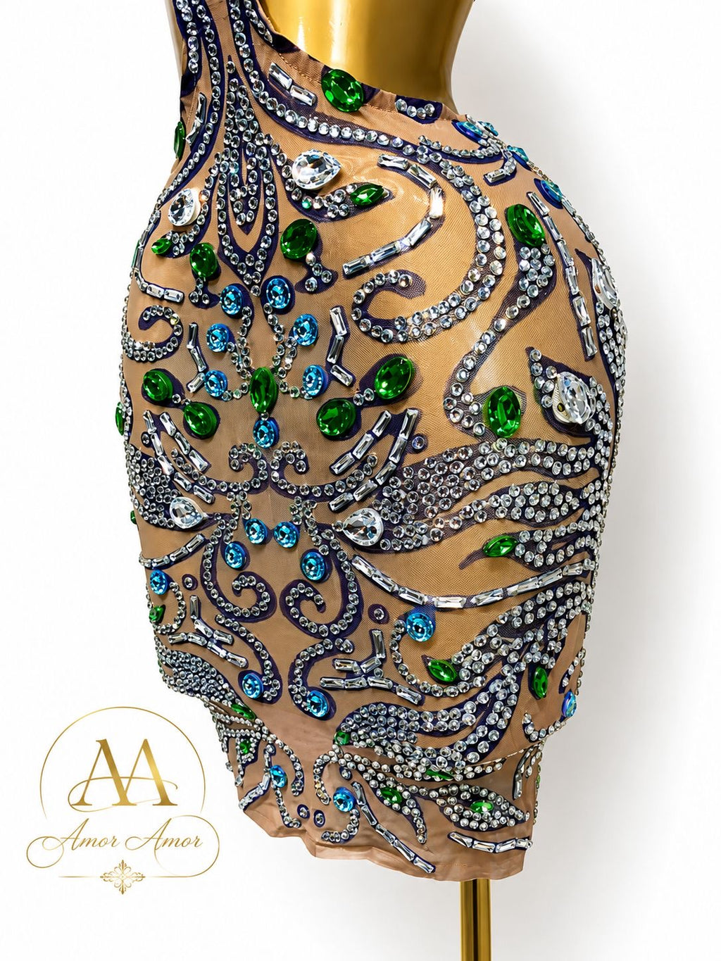 Vestido corto de lujo con pedrería multicolor, escote halter y diseño ajustado que realza la silueta. Sus detalles brillantes, lo convierten en la opción perfecta para fiestas, eventos especiales y ocasiones donde quieras destacar