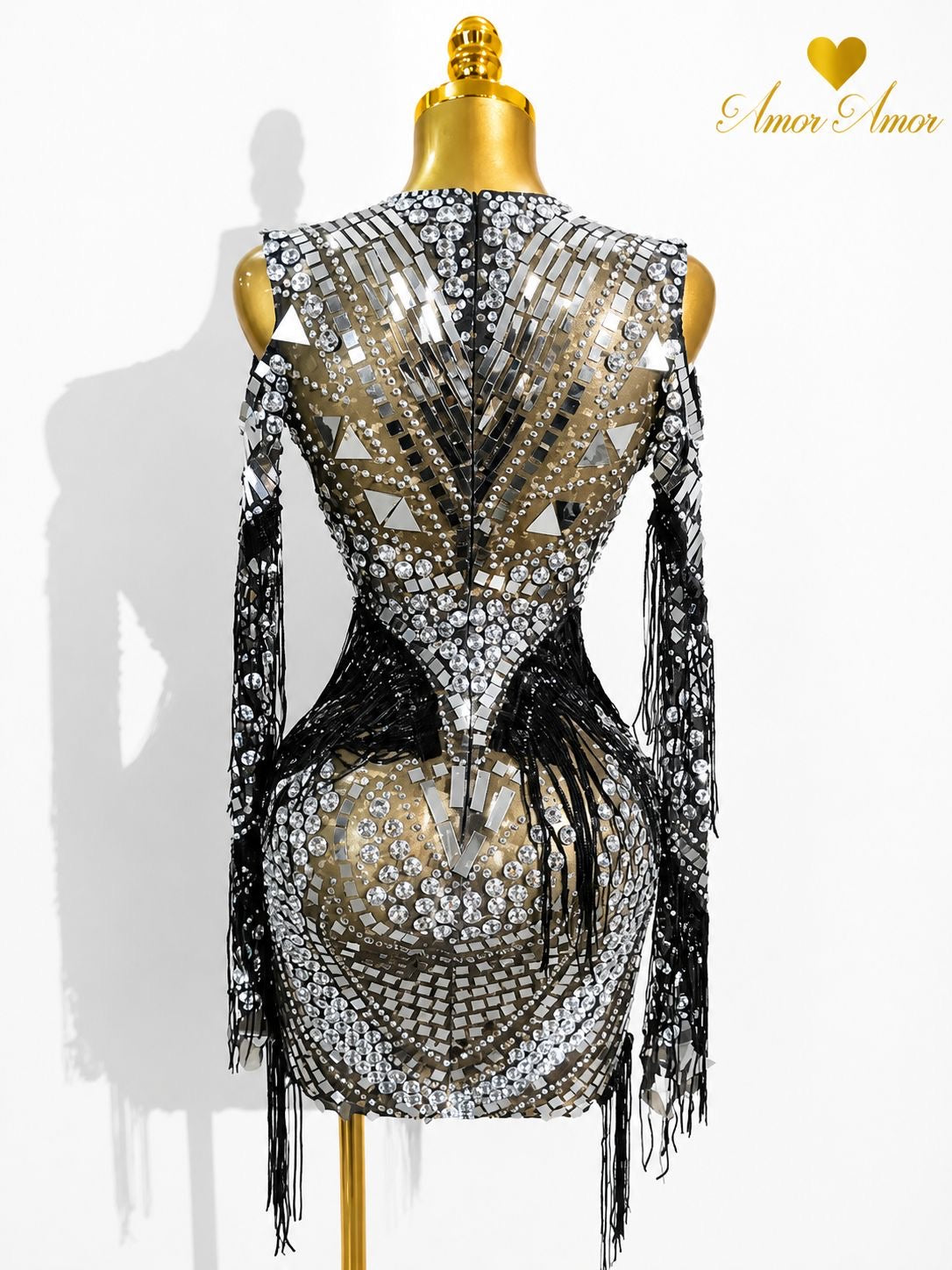 Vestido con cristales y espejos 
Flecos en mangas