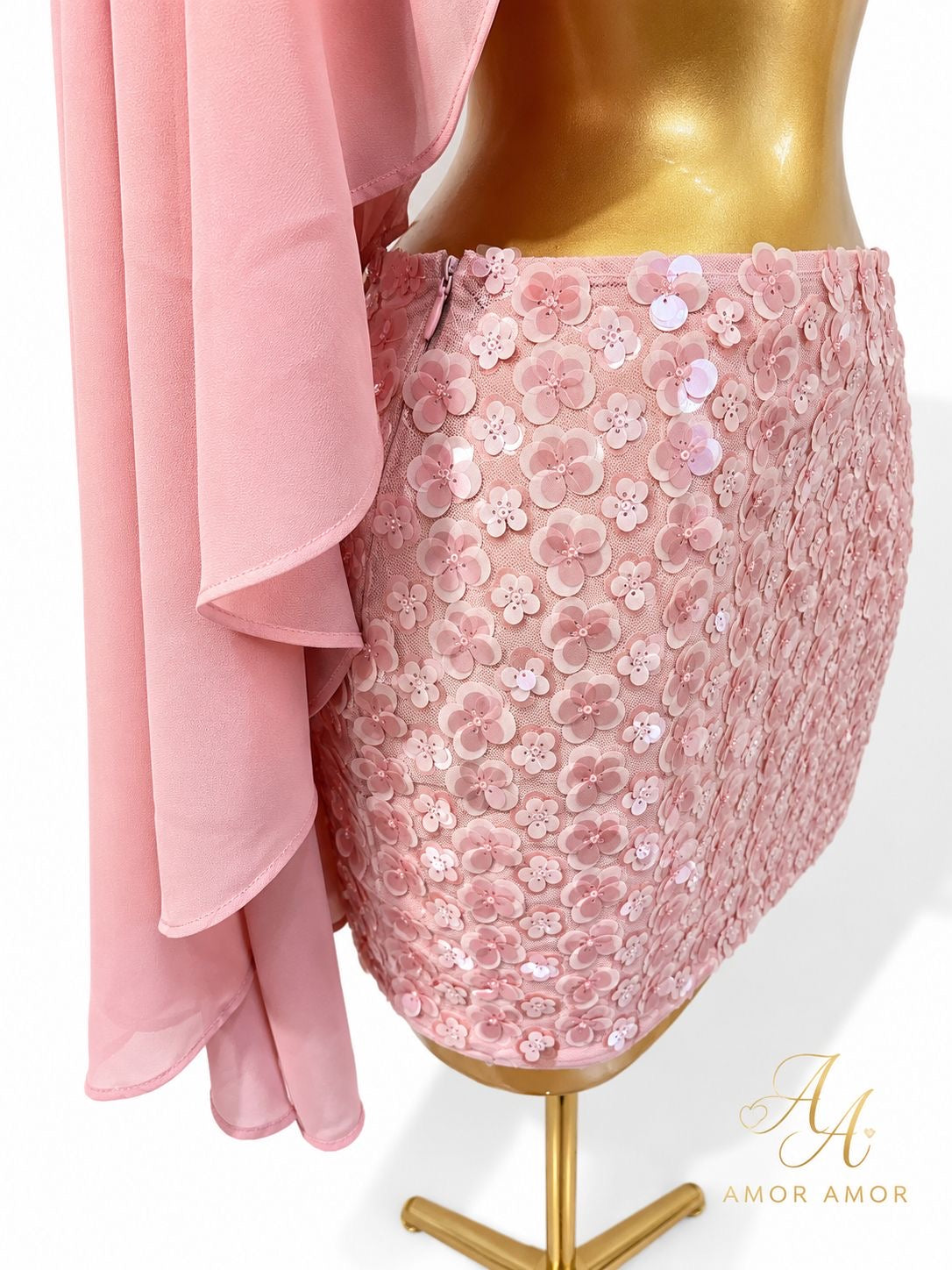 CONJUNTO, BLUSA TIPO CAPA CON UNA GRAN ESECIA DE SEXY Y ELEGANTE. FALDA XTRECH LENTEJUELAS