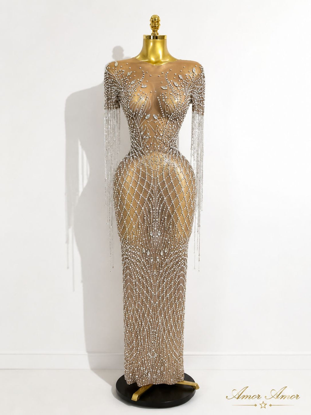 VESTIDO DE GALA, DECORADO  DELICADAMENTE CON CRISTALES Y FLECOS BRILLANTES DE MANGAS SIMPLEMENTE ELEGANTE CON AMOR AMOR .