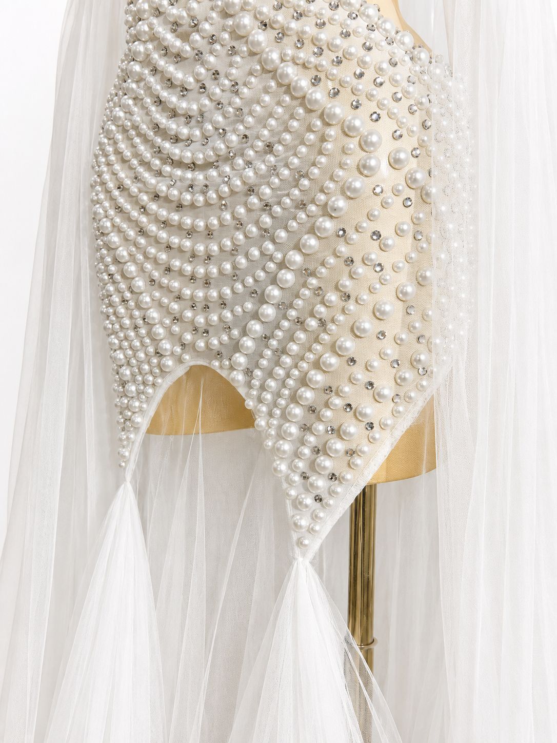 VESTIDO DE GALA  CON DISEÑO DE PERLAS /CRISTALES. LUSE  ÚNICA
