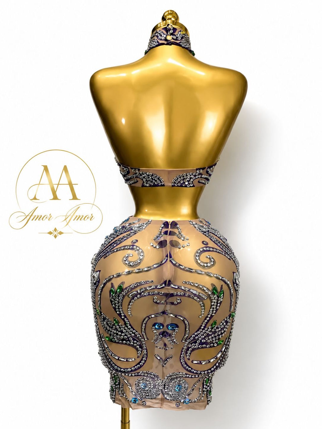 Vestido corto de lujo con pedrería multicolor, escote halter y diseño ajustado que realza la silueta. Sus detalles brillantes, lo convierten en la opción perfecta para fiestas, eventos especiales y ocasiones donde quieras destacar