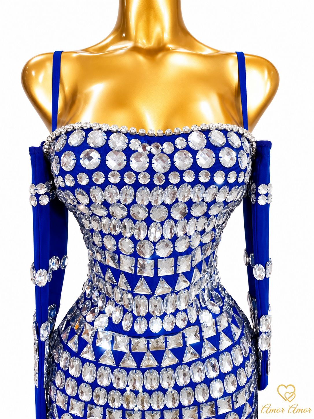 ✨ Impactante vestido azul royal con pedrería de lujo y guantes coordinados. Diseñado para destacar. 💎💙