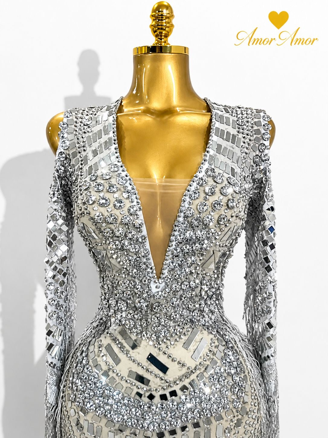 Vestido con cristales y espejos 
Flecos en mangas